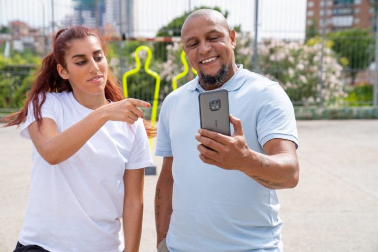 La leyenda del fútbol Roberto Carlos y la campeona mundial de fútbol freestyle Lisa Zimouche se unen para someter al nuevo Nokia XR20 a la prueba más dura hasta el momento